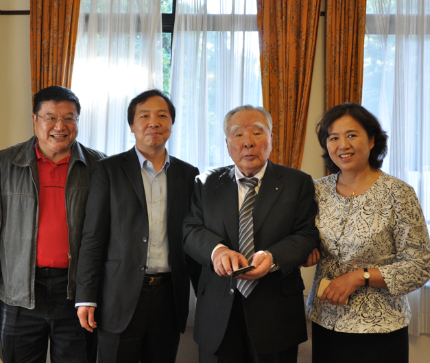 左から孔健氏、郭均成氏、鈴木修会長、中国大使館参事官孫美嬌氏